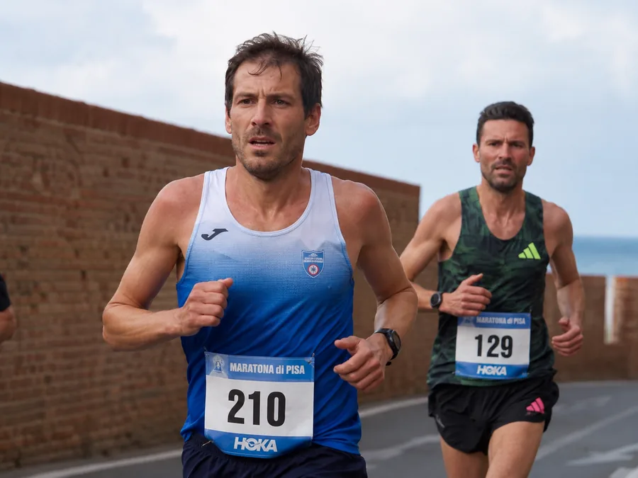 Due runner amatoriali durante una maratona